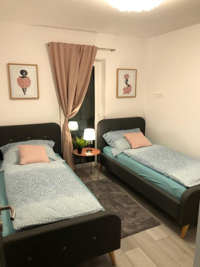 Szeged Gyoengye Delux Apartment ภายนอก รูปภาพ