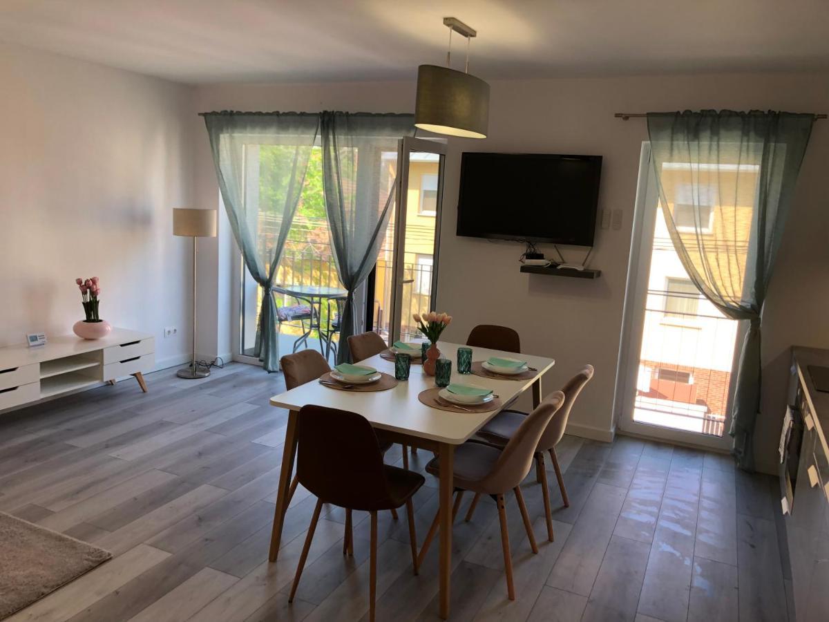 Szeged Gyoengye Delux Apartment ภายนอก รูปภาพ