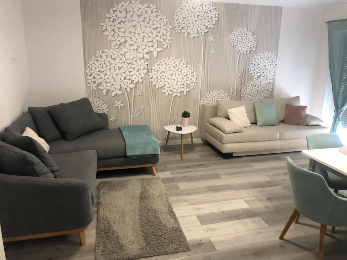 Szeged Gyoengye Delux Apartment ภายนอก รูปภาพ
